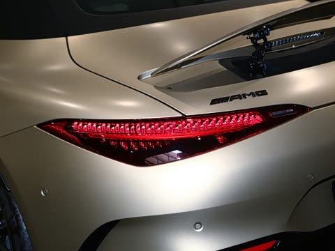 2026�� AMG SL 63 Golden Coast