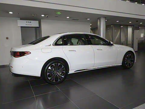 2025�� �Ŀ� E 300 L ������