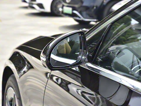 2025�� �Ŀ� E 300 L �����˶���