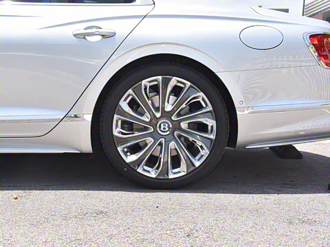 2026�� 4.0T V8 Mulliner