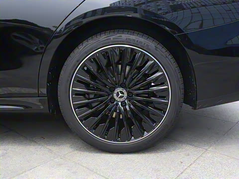 2025�� �Ŀ� E 300 �������˶���