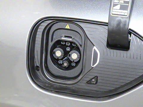 2025�� 75kWh Touring