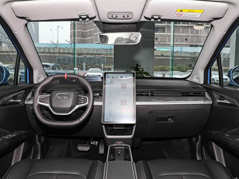 这台哪吒v的内饰表现就比较抢眼了.