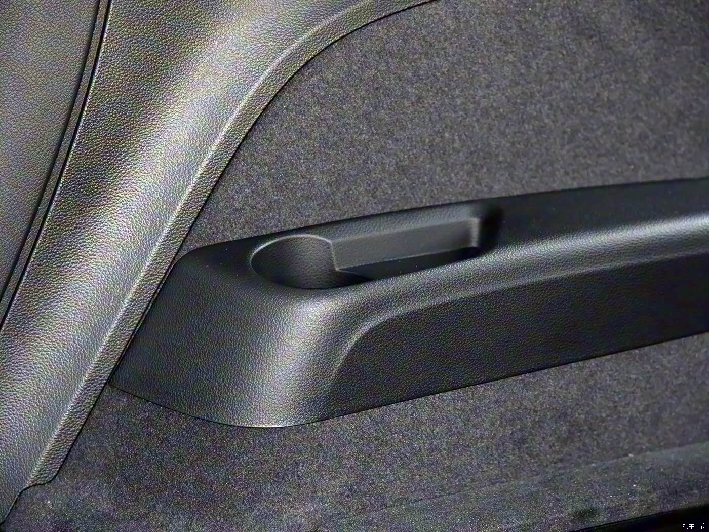 图分类:中控(48张)座椅(47张)展开全部外观颜色:内饰颜色:黑色/牛轧糖