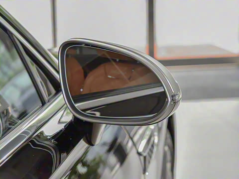 2026�� 4.0T V8 Mulliner