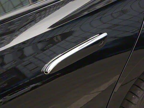 2025�� �Ŀ� E 300 �������˶���