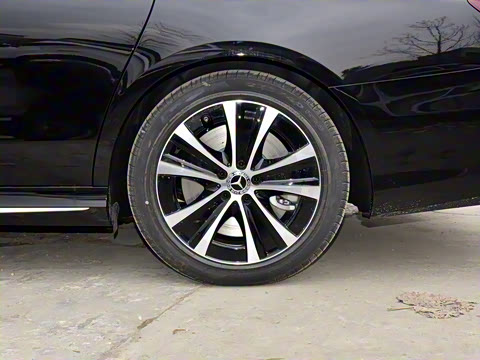 2022�� �Ŀ� E 350 e L ���ʽ��϶����˶��γ�