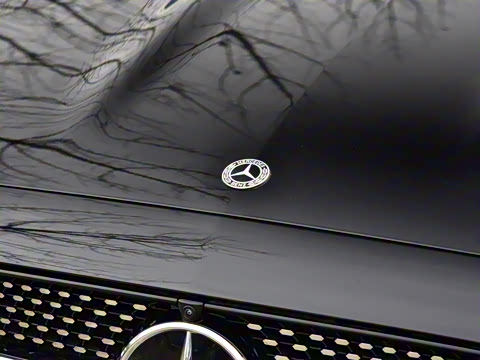 2022�� �Ŀ� E 350 e L ���ʽ��϶����˶��γ�