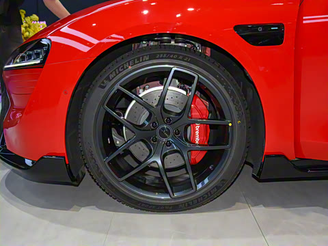 2025�� 703km Ultra�˶���