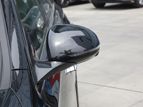 2025�� �Ŀ� E 300 �������˶���