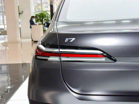 2023�� xDrive60L M�˶���װ