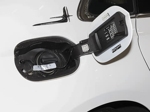 2025�� �Ŀ� E 300 L ������