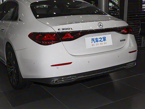 2025�� �Ŀ� E 300 L ������