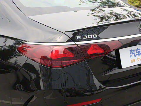 2025�� �Ŀ� E 300 �������˶���