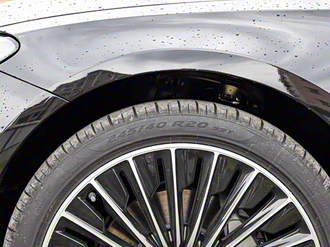 2025�� �Ŀ� E 300 L ����˶���