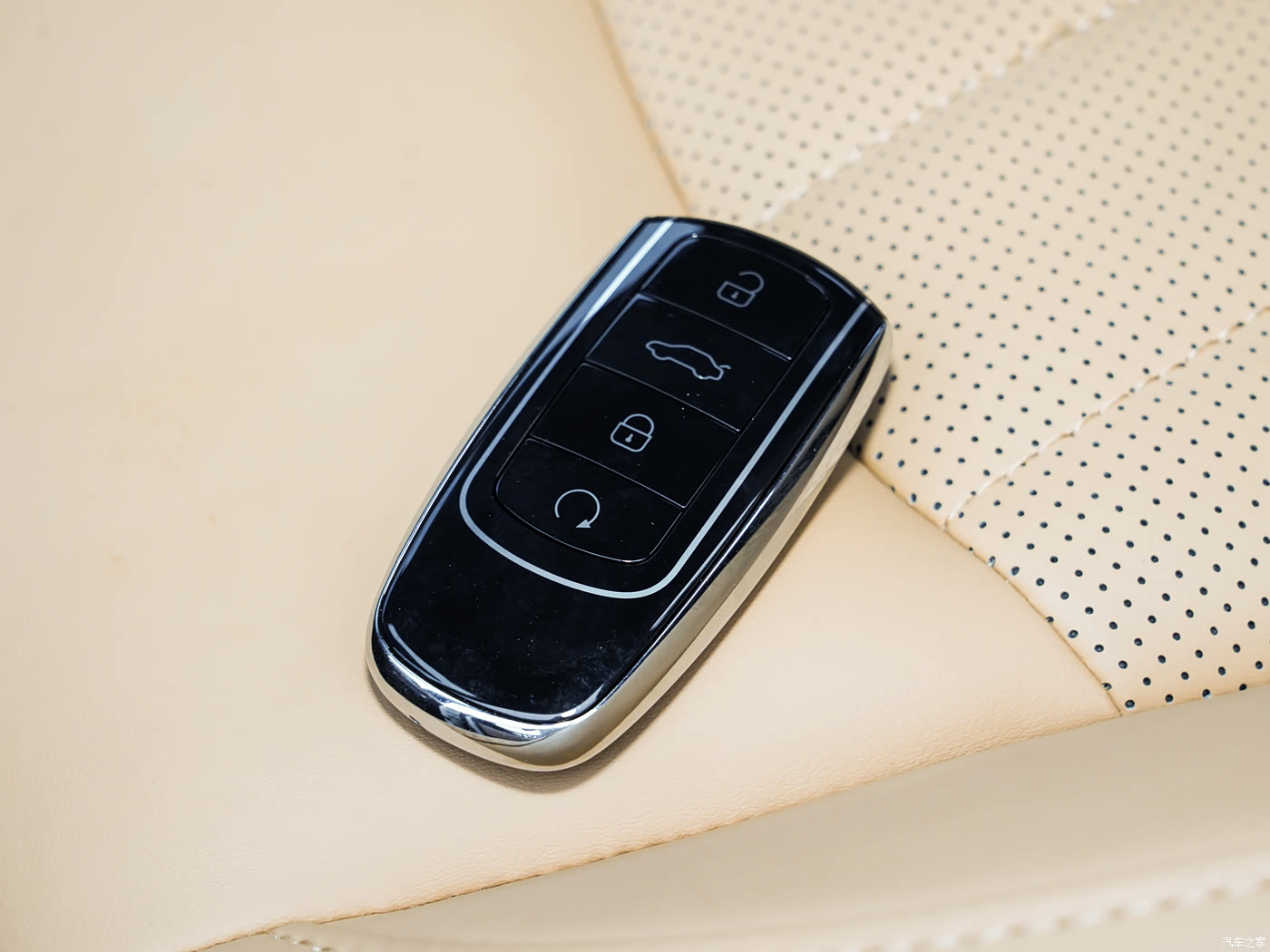 汽车之家|瑞虎8 pro|2024款 冠军版 390t 两驱巅峰版 5座|外观|内饰