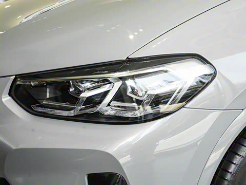 2022�� M40i