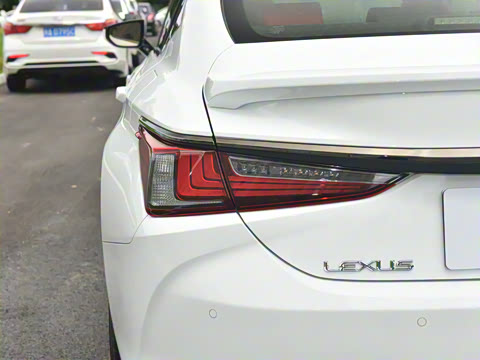 2022�� 300h F SPORT