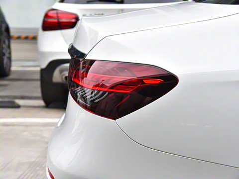 2022�� �Ŀ� E 300 L �˶������