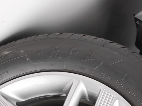 2025�� 610km PLUS