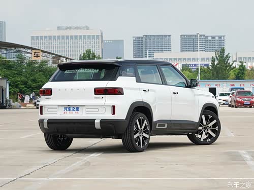 而且吉利icon的内饰用料也非常出色,整个中控台采用了大面积的软质