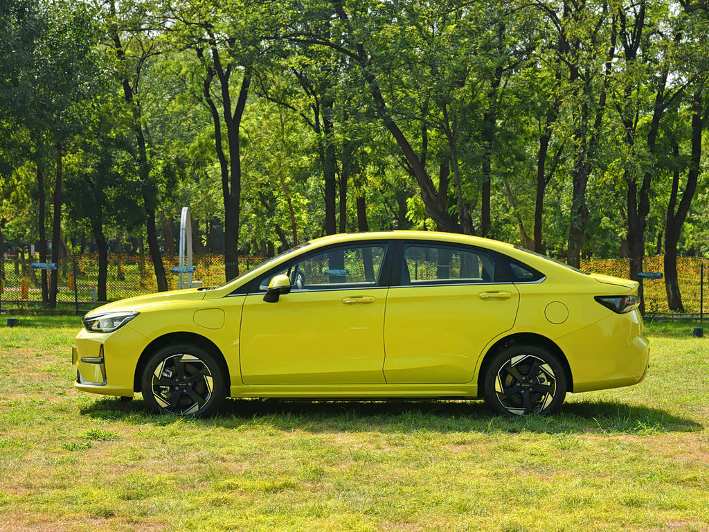 BAIC EU5 Plus I, Седан: фото поколения