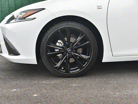 2022�� 300h F SPORT