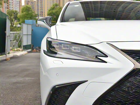 2022�� 300h F SPORT