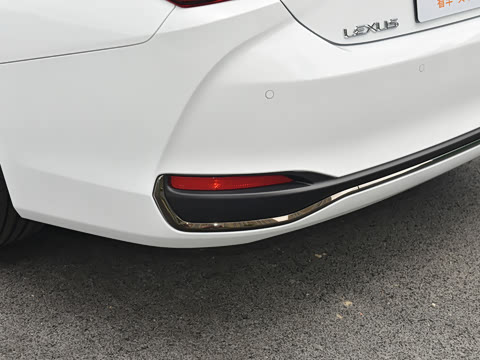 2022�� 300h F SPORT