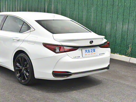 2022�� 300h F SPORT