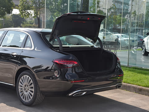 奔驰e级 2022款 e 300 l 时尚型车厢座椅_马鞍棕/玛奇朵米色_奔驰