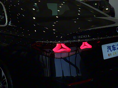 2025�� �Ŀ� E 300 L ������