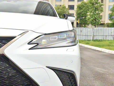 2022�� 300h F SPORT