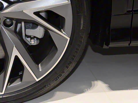 2023�� 40 e-tron ��ҫ�� ����ʿ��