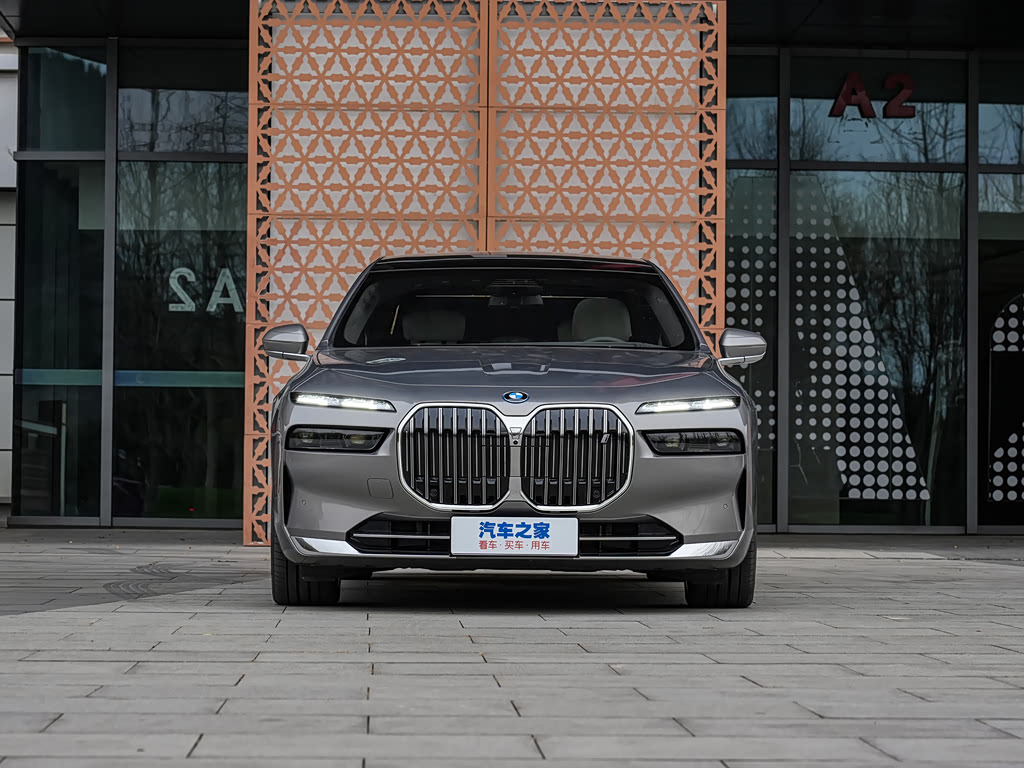 BMW i7 I (G70), Седан: фото поколения