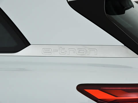 2022�� 40 e-tron ��ҫ�� ������װ