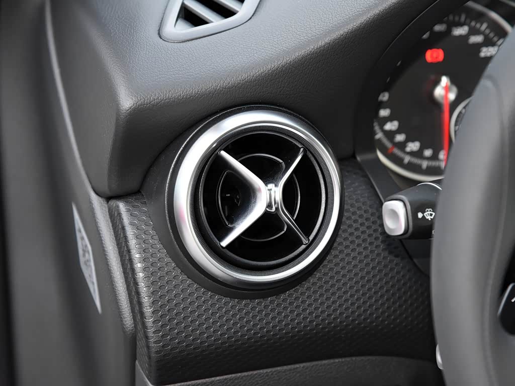 Mercedes-Benz A-Класс III (W176) Рестайлинг, Хэтчбек 5 дв.: фото поколения