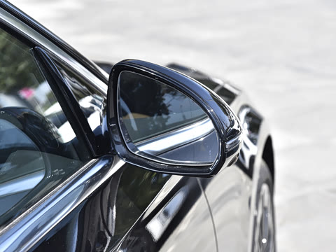 2025�� �Ŀ� E 300 L �����