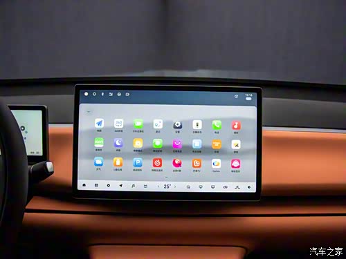 相比之前的leapmotor os系统,主界面风格类似于华为,可滑动更换动态