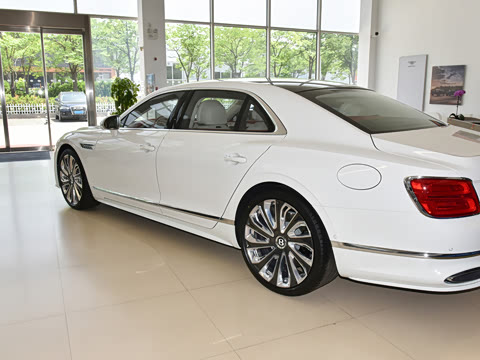 2026�� 4.0T V8 Mulliner