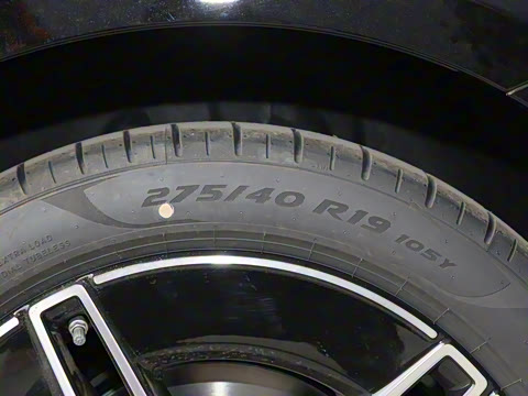 2025�� �Ŀ� E 300 L �����˶���