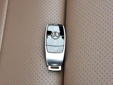 2022�� �Ŀ�� E 300 L �˶�������