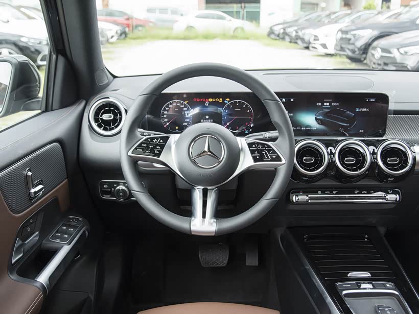 奔驰glb店内降价促销欢迎到店试驾