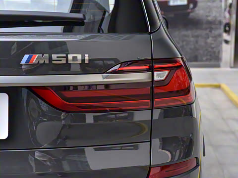 2022�� xDrive M50i