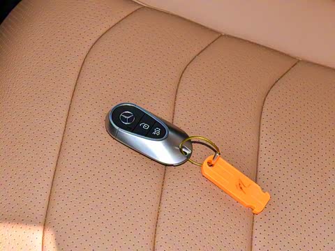 2025�� �Ŀ� E 260 L �˶���