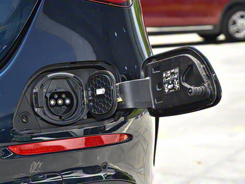 2025�� �Ŀ� C 350 eL