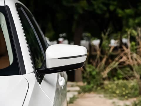 2020�� 325Li �׷���