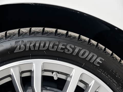 2020�� 325Li �׷���