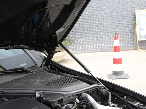 2025�� �Ŀ� E 300 L �����˶���