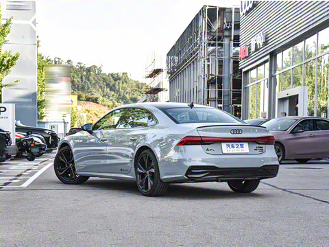 2025�� 45 TFSI quattro RS �׼����ٰ�